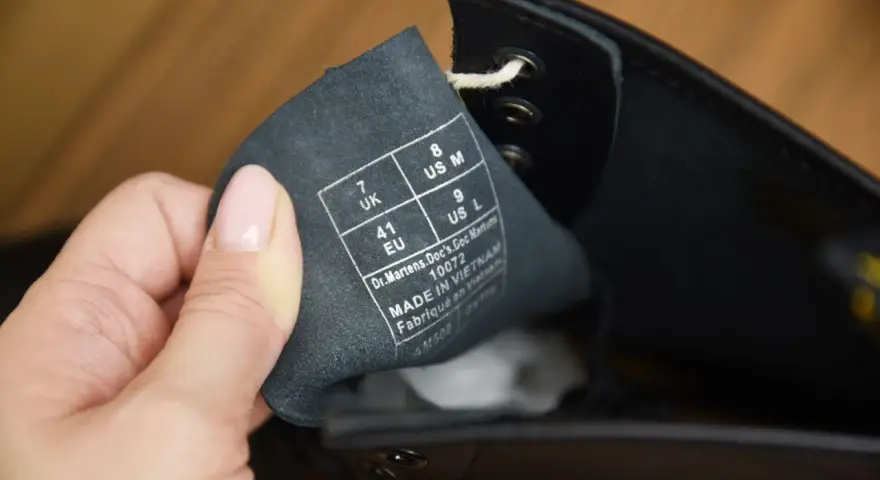 Metka z rozmiarem na wewnętrznej stronie buta Dr. Martens. Sprawdź metkę, by dowiedzieć się, jak rozpoznać oryginalne martensy.