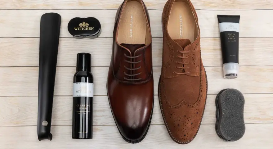 Zestaw do pielęgnacji obuwia: eleganckie brązowe i zamszowe buty, łyżka do butów, pianka czyszcząca, krem wodoodporny i gąbka. Idealny poradnik, jak pastować buty.