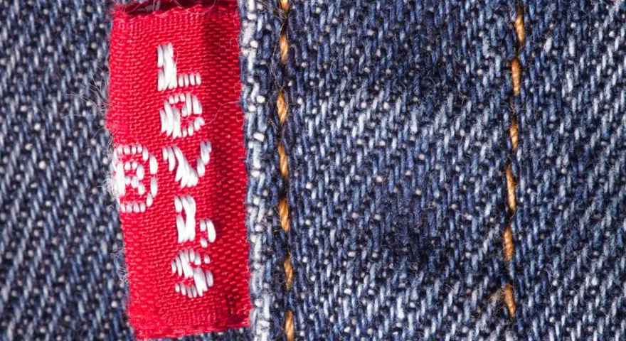 Czerwona metka z białym napisem "Levi's" na dżinsie. To klucz do tego, jak rozpoznać oryginalne levisy.