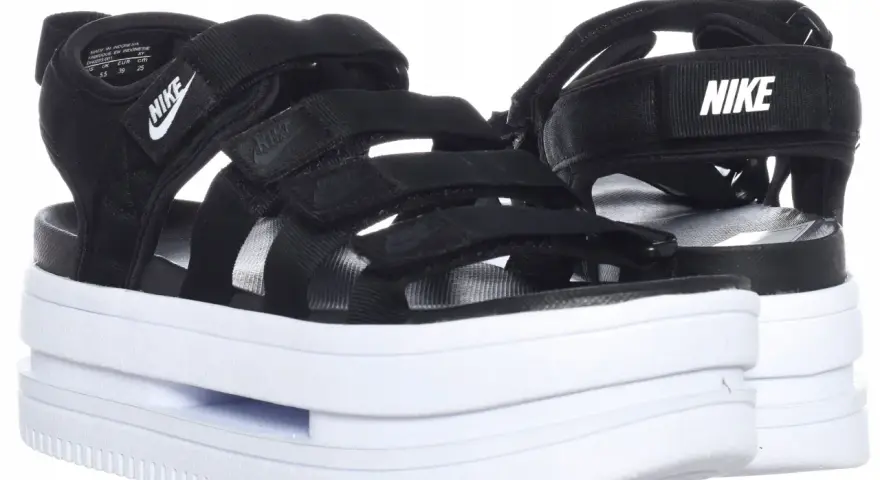 Czarne sandały Nike na grubej, białej podeszwie. Idealne na lato, sprawdzają się w każdej sytuacji. Us 2 jaki to rozmiar?