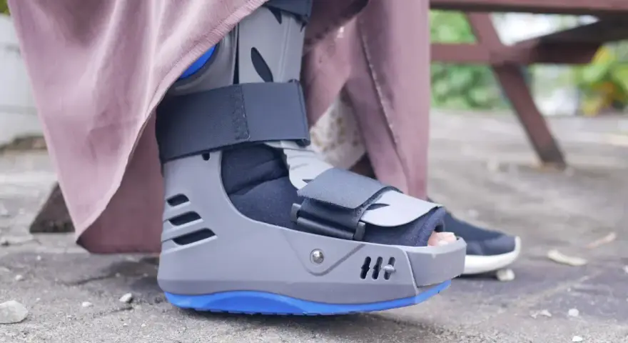 Buty ortopedyczne, które pomagają w rekonwalescencji po złamaniu kości śródstopia, zapewniając stabilizację i komfort.