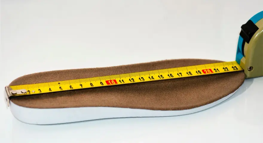 Miarka krawiecka pokazuje 27,5 cm. Jaki to rozmiar buta? To zależy od producenta, ale zazwyczaj jest to około 42-43.