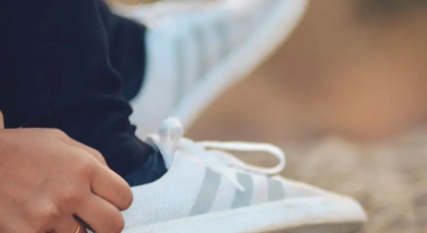 Białe buty sportowe adidas, rozmiar 43 1/3, idealne na spacer.
