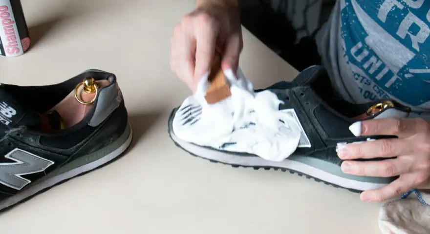 Czyszczenie zamszowych New Balance. Pianka i szczoteczka pomagają w pielęgnacji, by jak prać new balance zamszowe było łatwe.