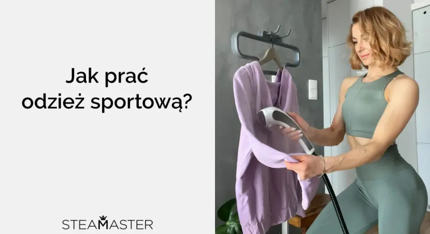 Kobieta w stroju sportowym używa parownicy do odświeżenia odzieży sportowej.