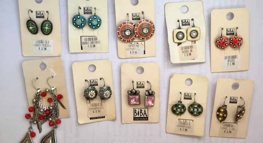 Kolczyki marki Biba Sieraden. Różnorodne wzory i kolory, od zielonych i niebieskich po pomarańczowe i różowe. Biba co to za marka? To marka biżuterii.