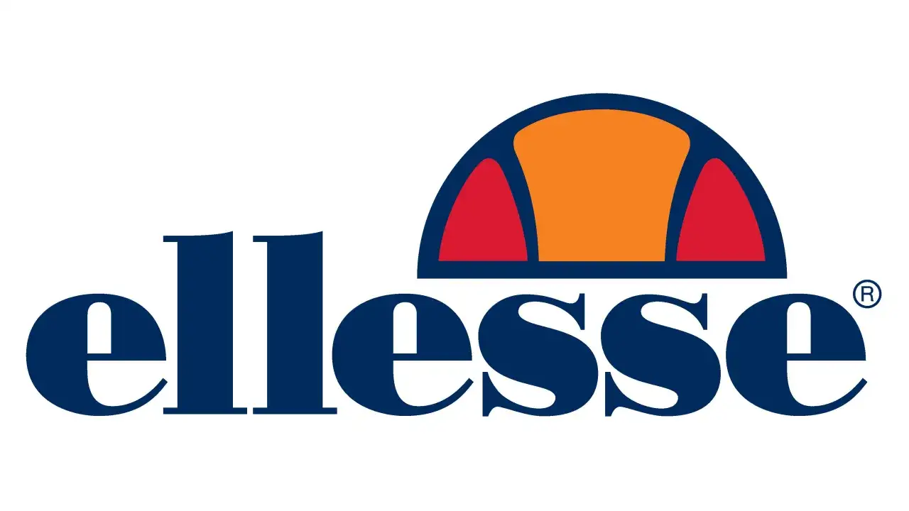 Logo marki ellesse, znanej z odzieży sportowej i lifestyle'owej. Stylizowany półokrąg z czerwonymi i pomarańczowymi elementami.
