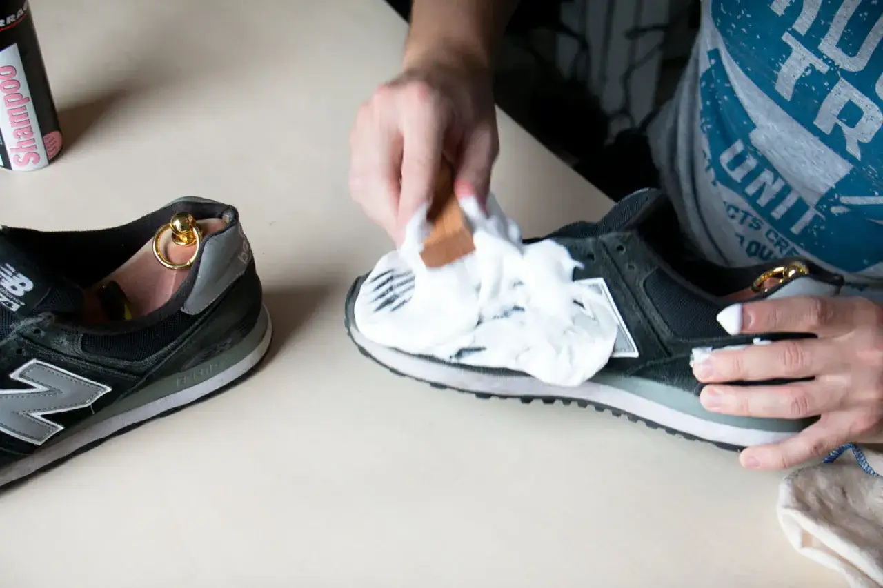Czyszczenie zamszowych New Balance. Pianka i szczotka pomagają w pielęgnacji, by buty wyglądały jak nowe.