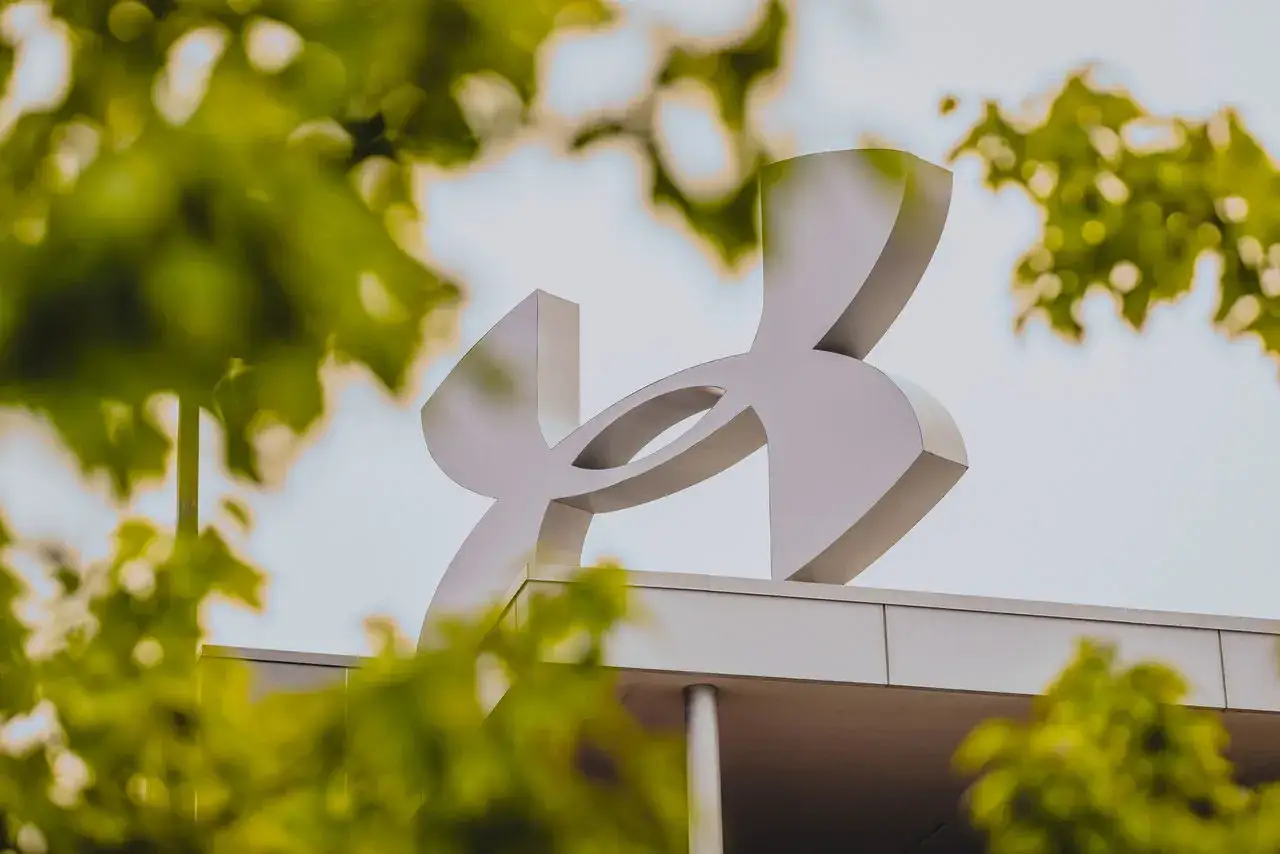 Logo Under Armour na budynku. Ta firma to lider odzieży sportowej.