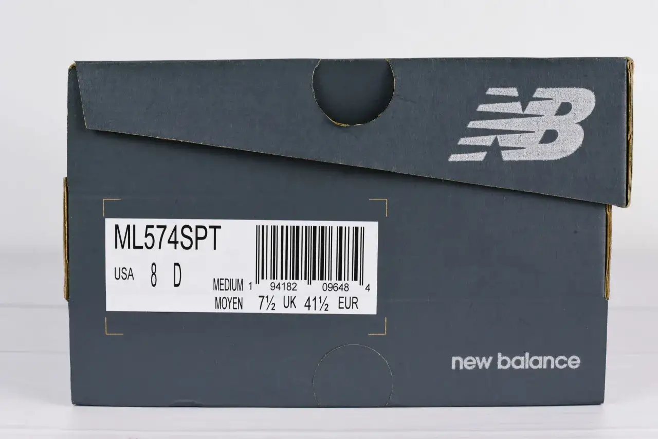 Szara kartonowa pudełko po butach New Balance z rozmiarem ML574SPT. Czy Sizeer ma oryginalne buty? Tak, to pudełko potwierdza autentyczność.