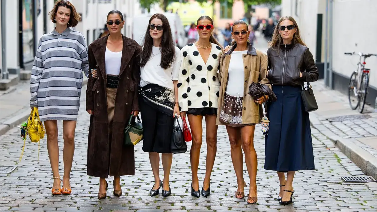 Stylowe kobiety w modnych stylizacjach, być może prezentujące kolekcję Ilse Jacobsen – co to za firma?
