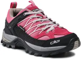Różowy but trekkingowy CMP, idealny na outdoorowe przygody. CMP to firma znana z odzieży i obuwia sportowego.