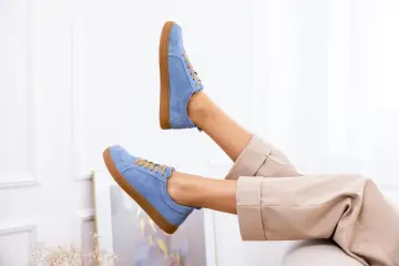 Niebieskie buty z nubuku na brązowej podeszwie, jak odnowić je, by wyglądały jak nowe.