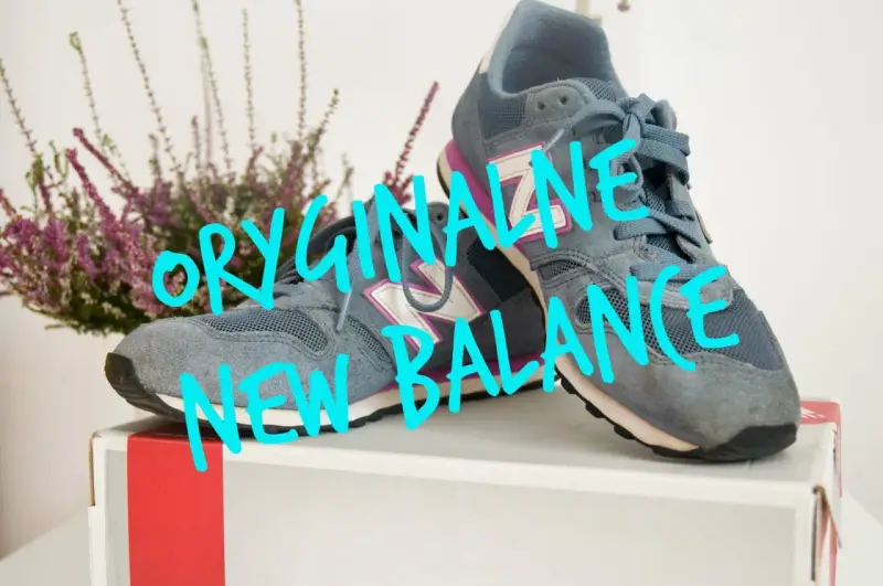 Szare buty New Balance, czy sizeer ma oryginalne buty? Na zdjęciu widać parę szarych sneakersów z fioletowymi i białymi akcentami.