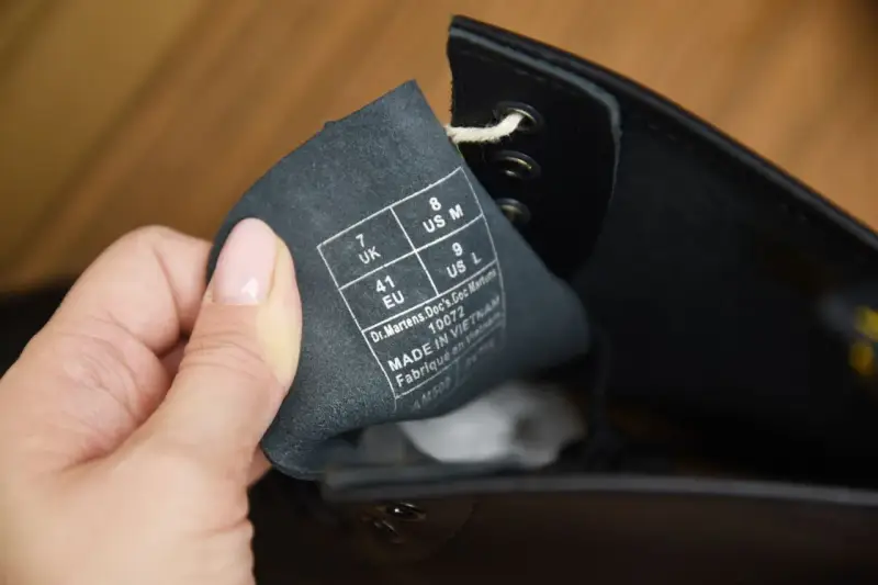 Metka z rozmiarem na wewnętrznej stronie buta Dr. Martens. Sprawdź metkę, by dowiedzieć się, jak rozpoznać oryginalne martensy.