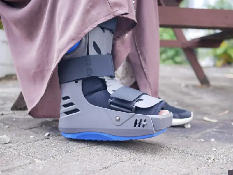 Buty ortopedyczne, które pomagają w rekonwalescencji po złamaniu kości śródstopia, zapewniając stabilizację i komfort.